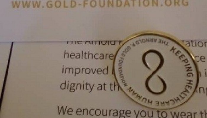 Kiu Medical Students Get Medical Lapel Pins From The Gold Foundation